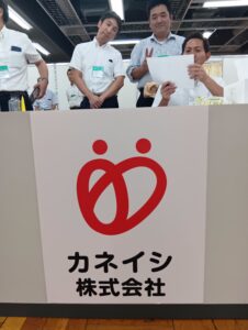 東京医療衛生用品フェア2025年8月にてカネイシのロゴと従業員
